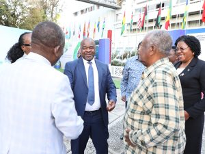 Msajili wa Hazina Bw. Nehemia Mchechu (kati) akiteta jambo na Wajumbe wa Bodi ya AICC